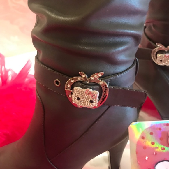 Gorgeous vintage y2k super tall hello kitty boots and crystal earrings set๐๐ - Picture 4 of 14